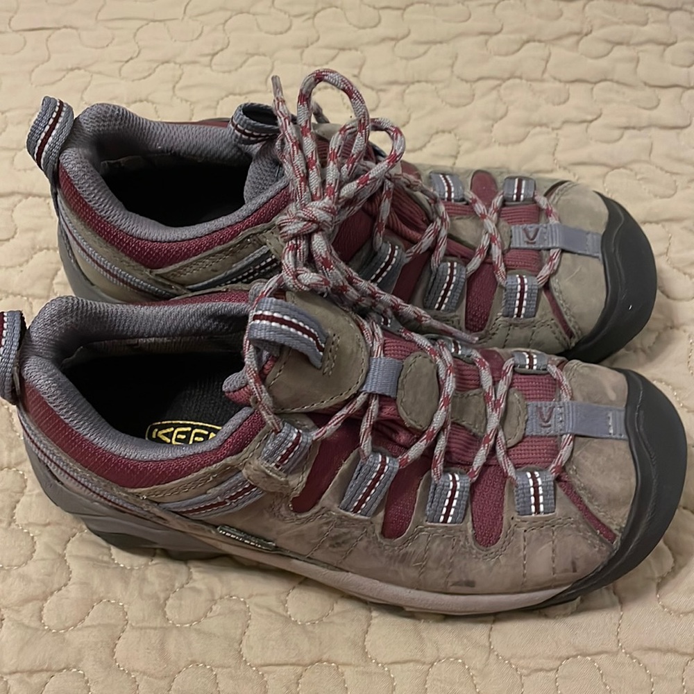 Keen hiking shoes size 5.5